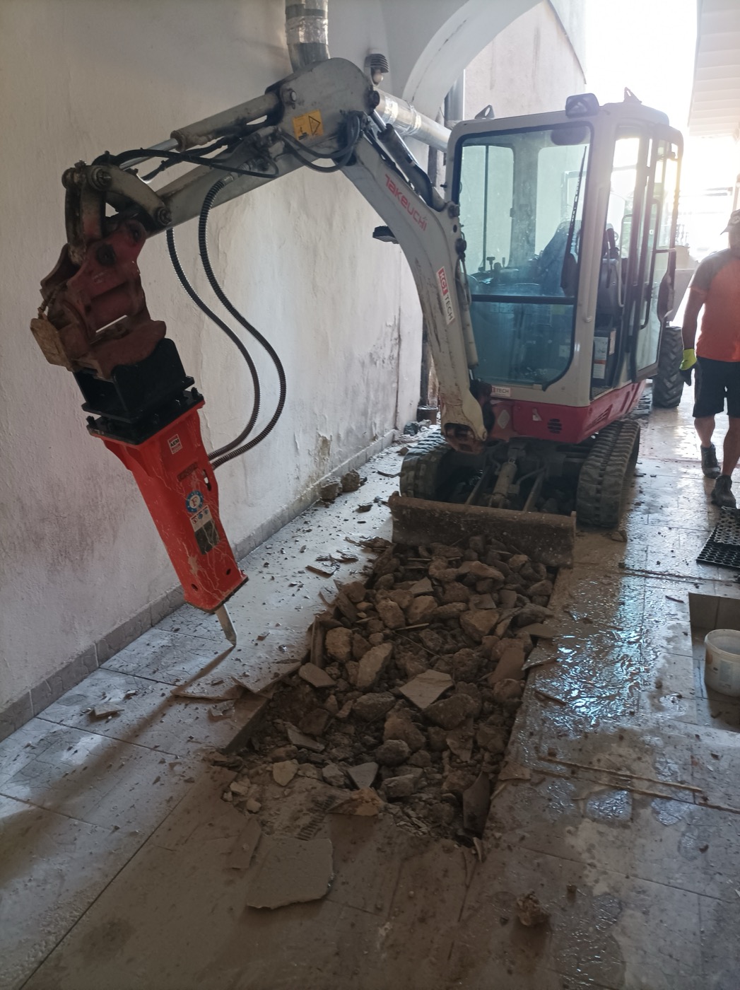 Minibager Takeuchi TB216 s búracím kladivom