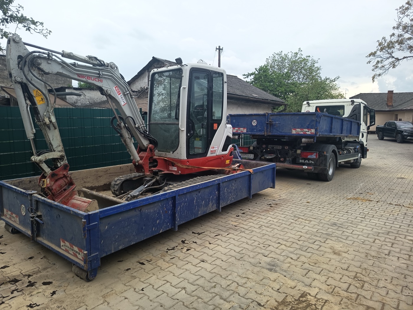 Pásový minibager Takeuchi TB225